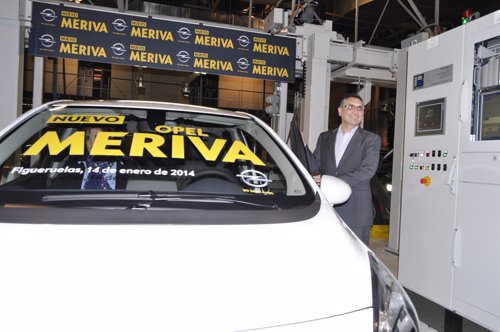 El director de la planta de Opel de Figueruelas prueba el nuevo Meriva. 