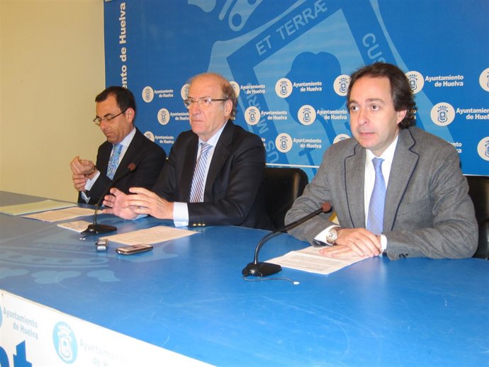 En el centro, el alcalde de Huelva, Pedro Rodríguez. 