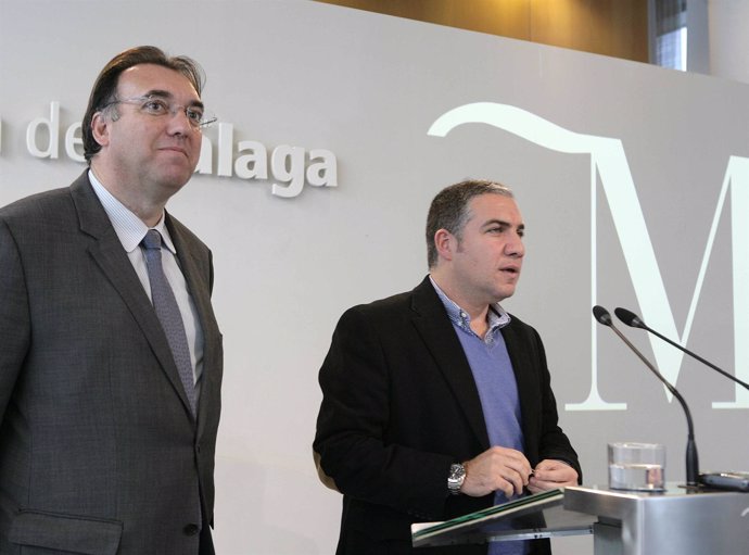 Arturo Bernal y el presidente del Patronato Elías Bendodo en rueda prensa fitur