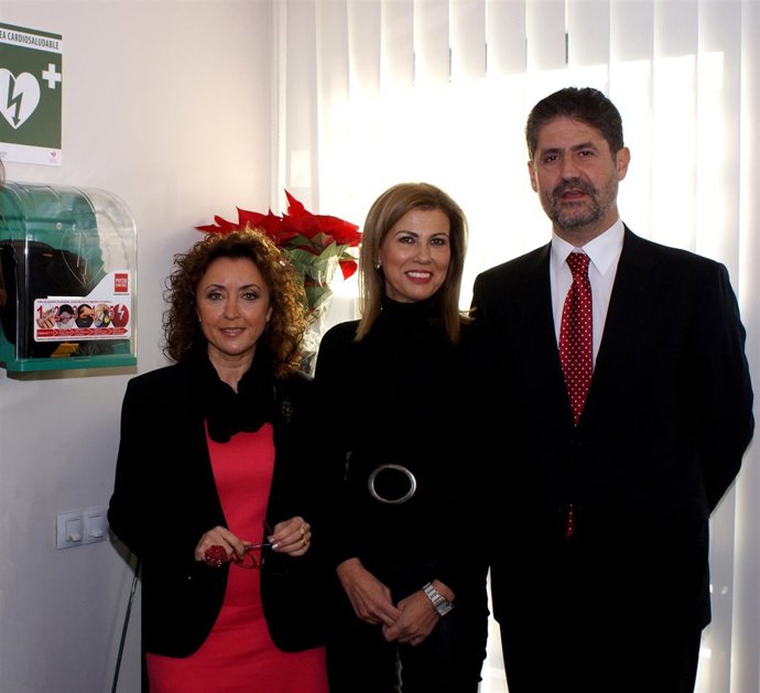 Baena, Amate y Cañadilla junto a uno de los desfibriladores