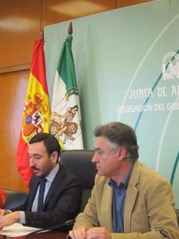 López Gil, a la izquierda, junto a Federico Fernández, en la rueda de prensa