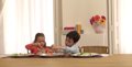 Dejar a los niños servirse la comida en los comedores escolares puede ayudar a combatir la obesidad