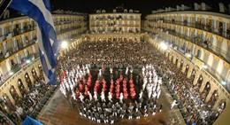 Banderaren igoera Konstituzio plazan