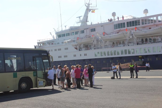 El Buque De Cruceros 'Ocean Countess' , En El Puerto De Huelva. 
