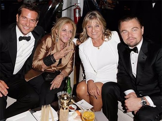 Leonardo DiCaprio y Bradley Cooper con sus madres Globos de Oro
