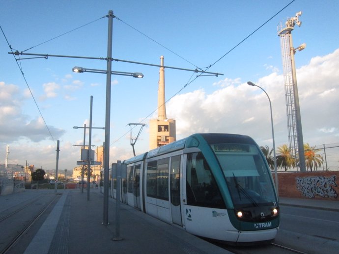 Tranvía del Trambesòs en la estación de Sant Adrià, Barcelona