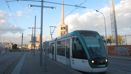 Tranvía del Trambesòs en la estación de Sant Adrià, Barcelona