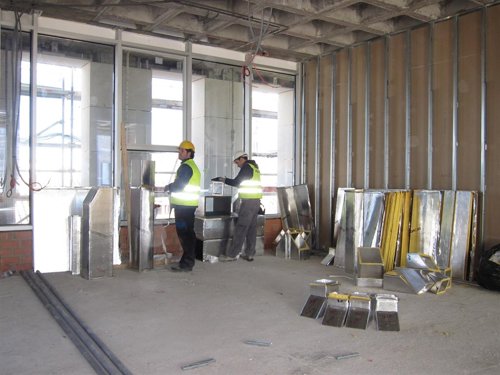 Obreros En Nuevo Edificio De Audiencia Provincial De Zaragoza. Construcción