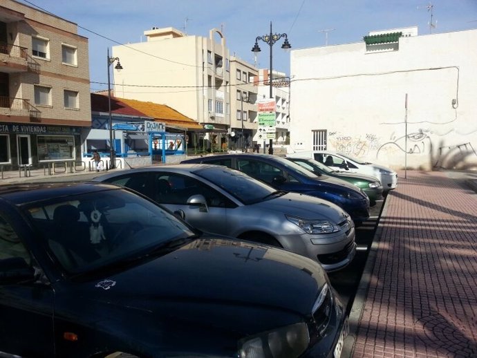 Coches aparcados en primera línea costera en San Pedro del Pinatar