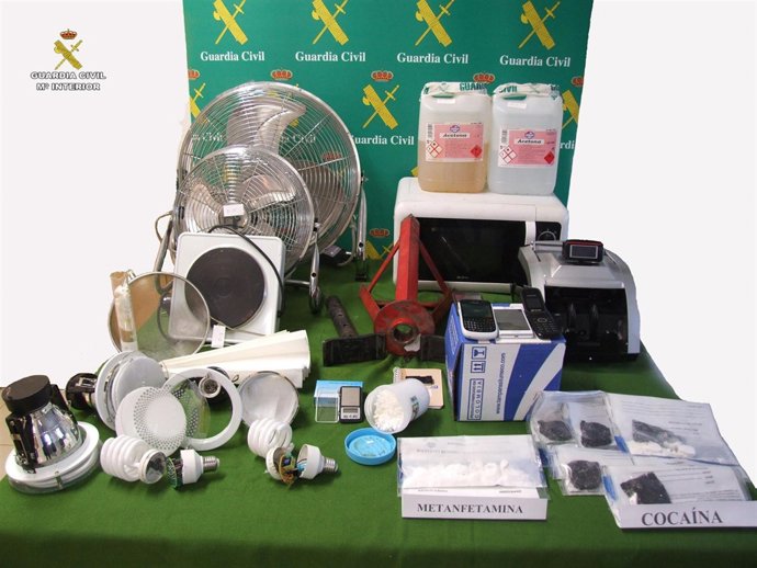 Material decomisado a dos traficantes