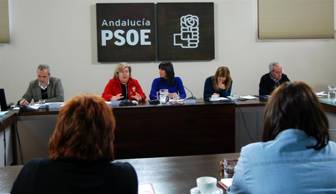 Clara Aguilera y Micaela Navarro en una reunión del grupo de trabajo