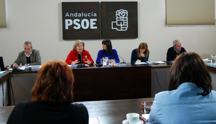 Clara Aguilera y Micaela Navarro en una reunión del grupo de trabajo