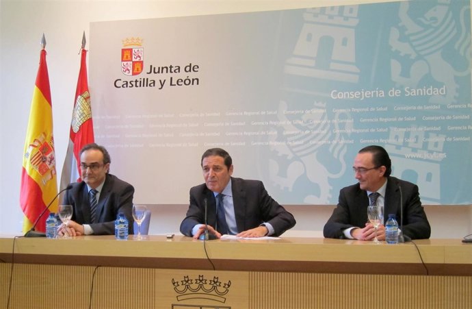 En el centro, el consejero de Sanidad, Antonio María Sáez Aguado