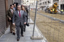 Zoido visita las obras de la calle Montecarmelo.