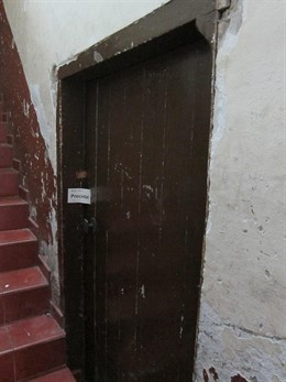 Bajo del número 8 de la calle Reina Amàlia donde se produjo el apuñalamiento