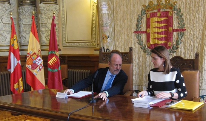 El alcalde de Valladolid dialoga con la concejal de Urbanismo, Cristina Vidal