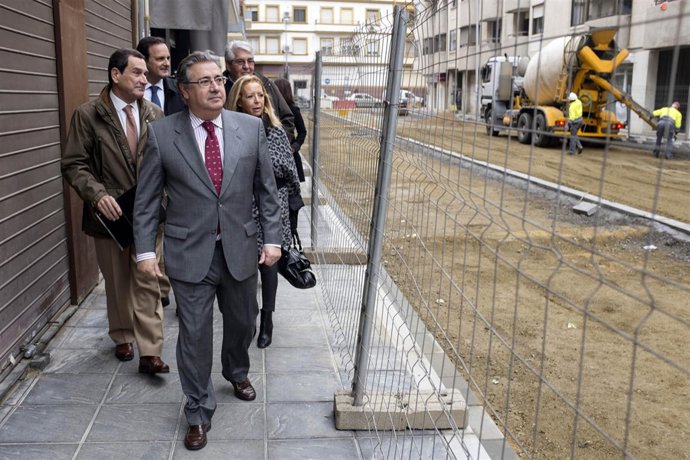 Zoido visita las obras de la calle Montecarmelo.