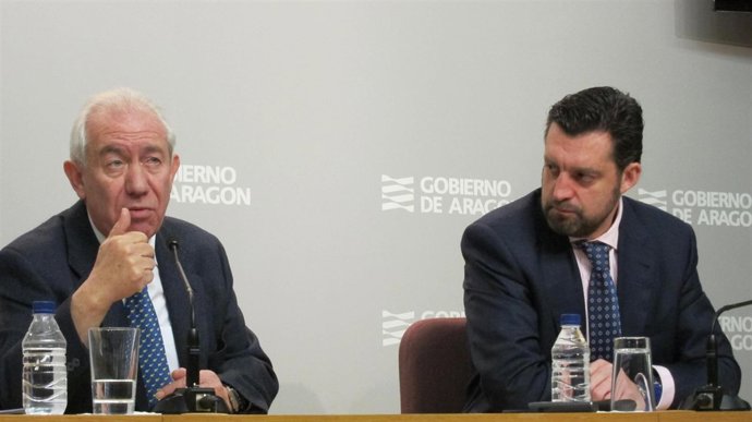 El consejero Francisco Bono y el director gerente del INAEM, Jorge Escario