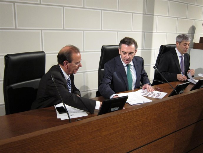 Beamonte y Sanmiguel observan unos documentos antes del pleno de la DPZ