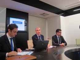 El conselleiro de Economía, Francisco Conde, en el centro, en rueda de prensa