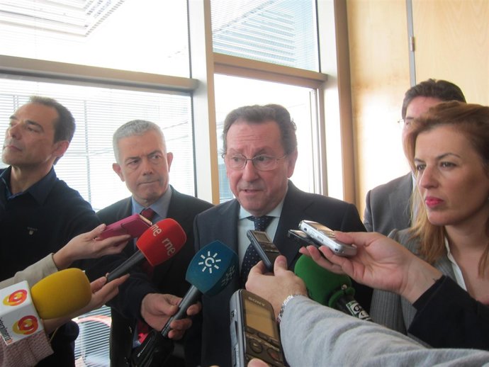 Llera hace declaraciones a los medios en Almería