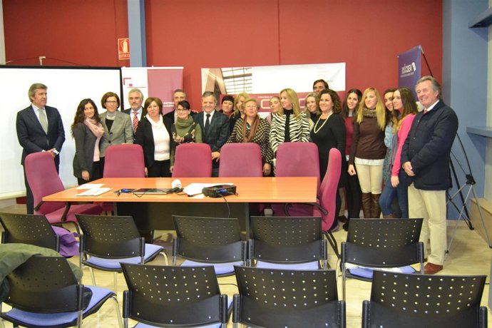 Autoridades y alumnos durante la clausura del curso