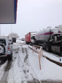 Nieve, carretera nevada, frío, temporal, tráfico, camiones parados