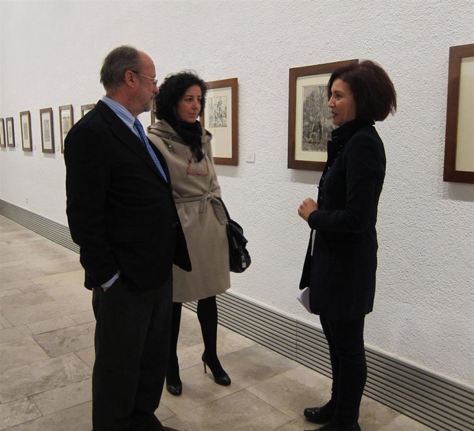 León de la Riva y Mercedes Cantalapiedra atienden a Rosa Perales