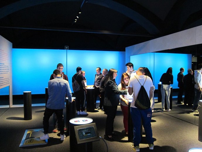 Alumnos de bachillerato inauguran el laboratorio CaixLab