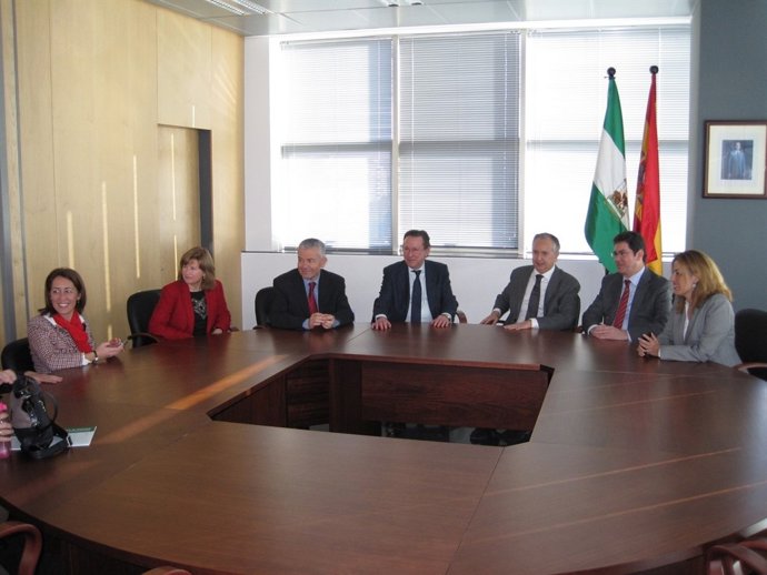 De Llera se reune con los operadores jurídicos de Almería para la nueva oficina 