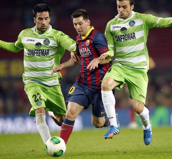 Messi ante dos jugadores del Getafe