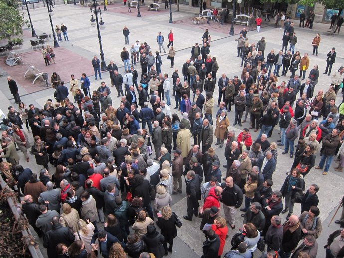 Ciudadanos, simpatizantes y políticos frente al Ayuntamiento tras la moción