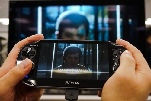 Kojima, desatado en Twitter, enseña MGS V: Ground Zeroes en PS Vita