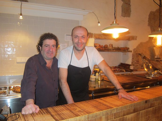 El presidente de Grupo Sagardi, Iñaki Lz de Viñaspre, y el chef Oriol Rovira
