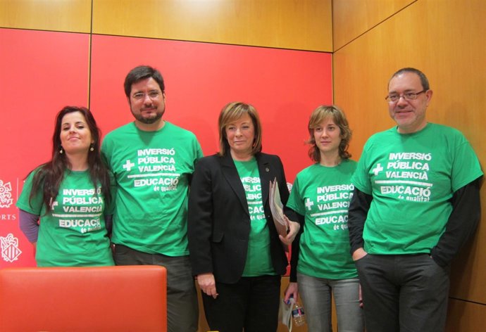 Sanz y el resto de diputados de EUPV tras presentar la campaña contra la LOMCE