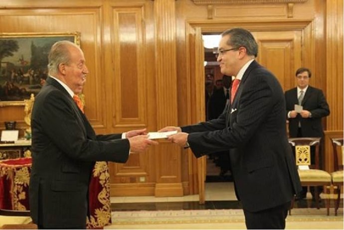 El Rey Juan Carlos de España y embajador Fernando Carrillo