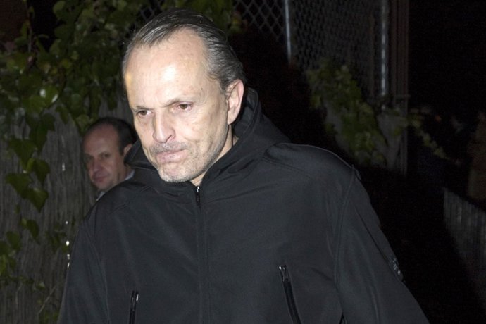 Miguel Bosé, la viva imagen del dolor en el último adiós a Simone Bosé