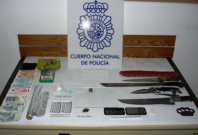 Efectos encontrados en el punto de venta de droga desmantelado en El Puche