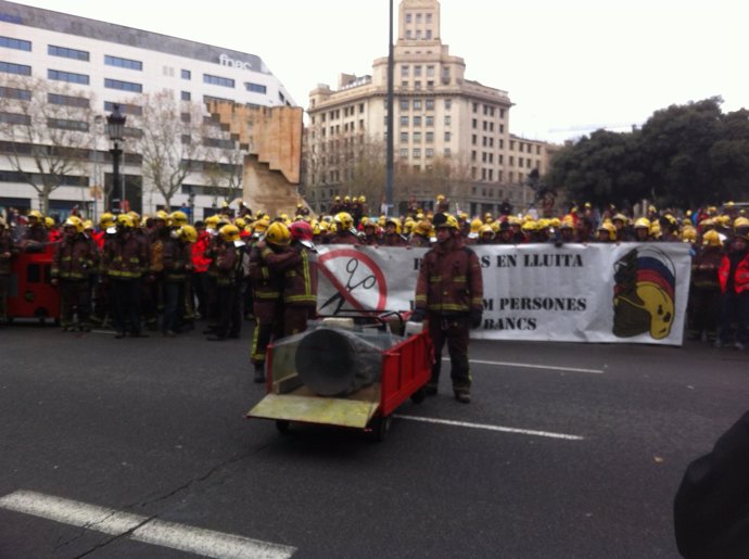 Bomberos se manifiestan por el centro de Barcelona