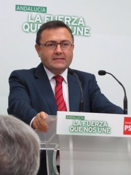 El coordinador de la Interparlamentaria del PSOE-A, Miguel Ángel Heredia