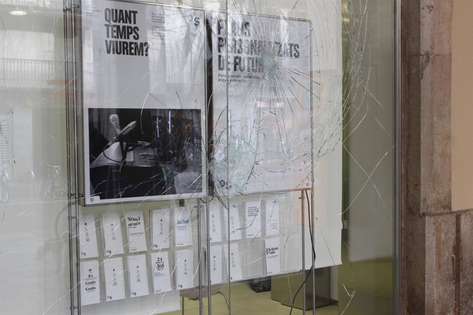 Destrozos tras unos incidentes en el casco antiguo de Girona