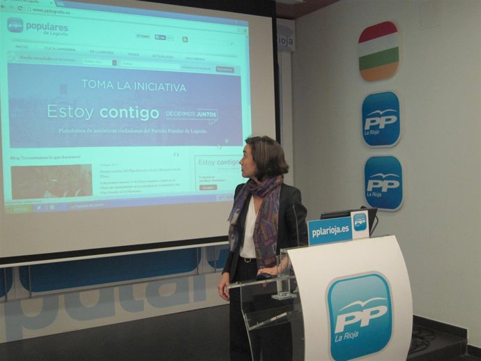 Gamarra observa la nueva página weB del PP de Logroño