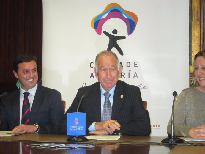 En el centro, el presidente de la Diputación de Almería, Gabriel Amat