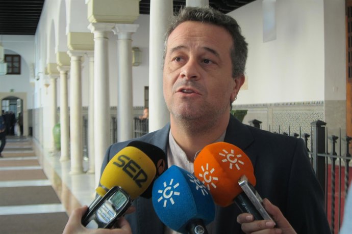 José Antonio Castro ante los medios