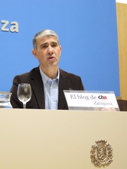 El portavoz municipal de CHA, Juan Martín, en rueda de prensa en el Ayuntamiento