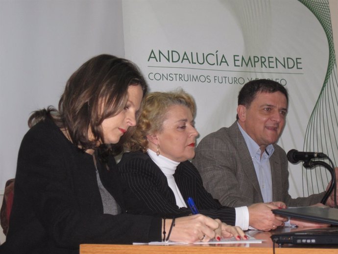 Cobo, Villar y Delgado, durante la II Jornada de Innovación Empresarial.