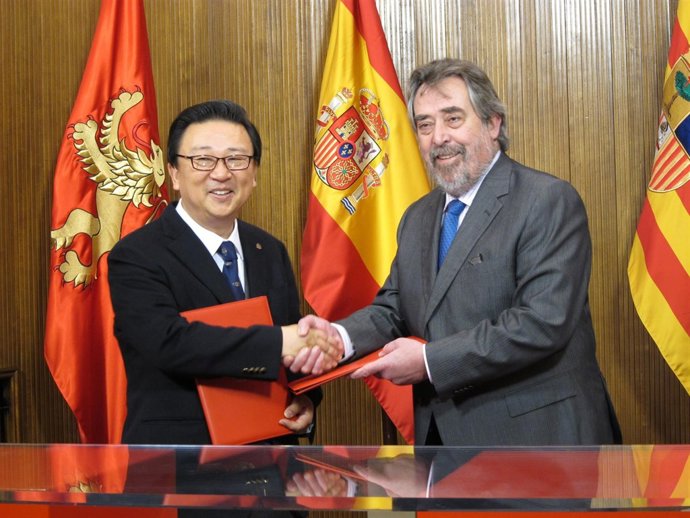 Belloch y el alcalde de Paju, Lee In Jae, tras firmar memorando de cooperación