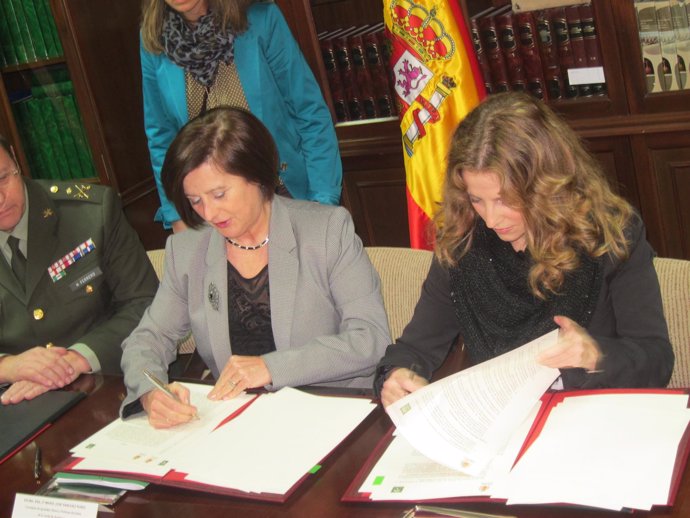 Momento de la firma del protocolo para la cesión del Hospital de San Carlos'