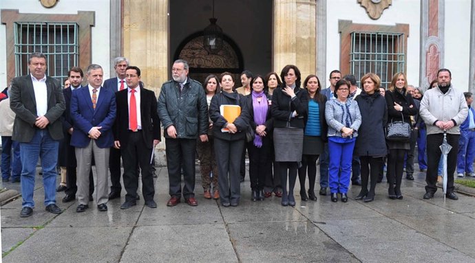 Los miembros de la Corporación provincial en la concentración ante la Diputación