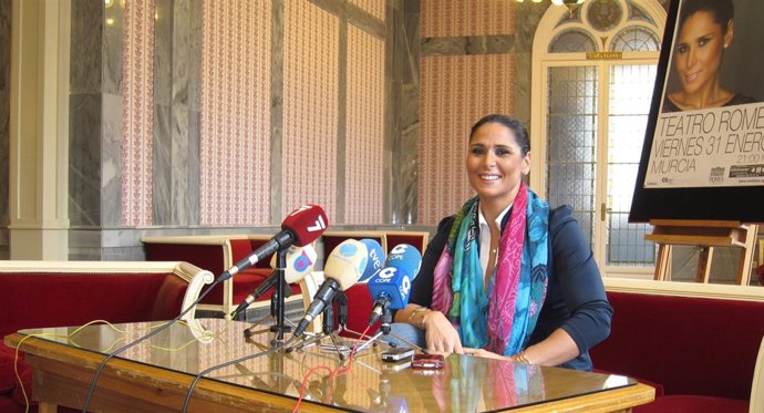 Rosa López en una rueda de prensa en el Teatro Romea de Murcia